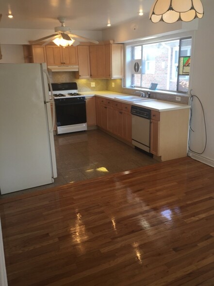 Building Photo - 205-276 76th St