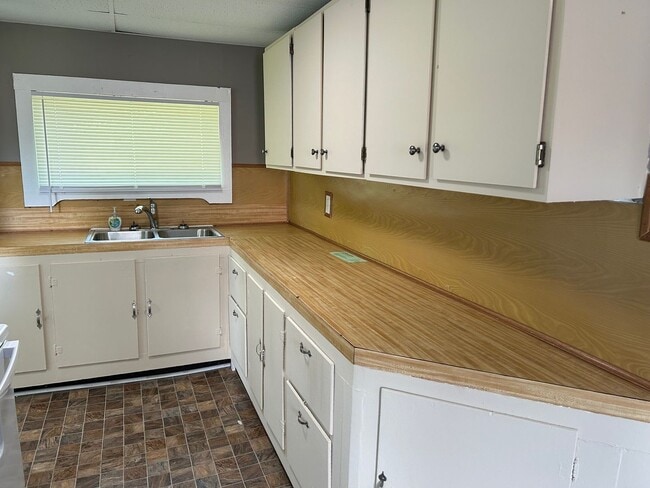Building Photo - 2 Bedroom / 1 Bath Home Kingsport TN
