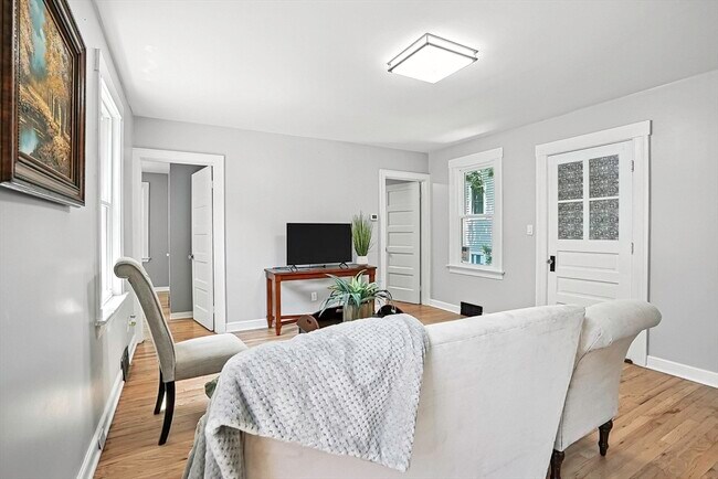 Building Photo - 35 Canna Dr