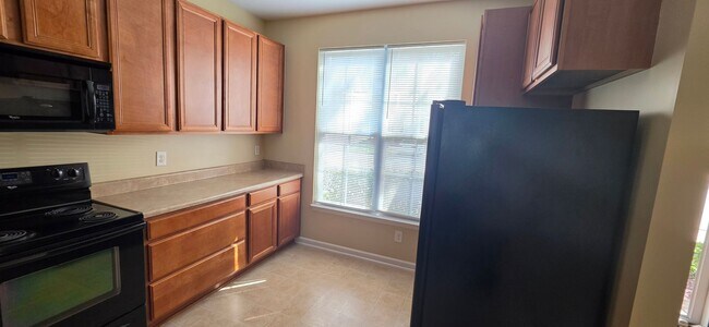 Building Photo - Townhouse For The Family!!