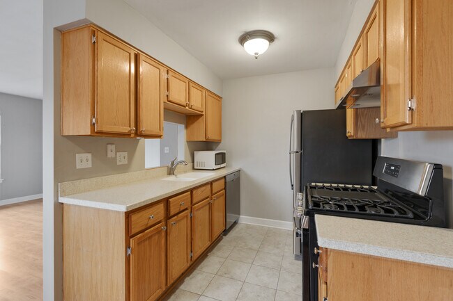 Building Photo - 817 Pahl Rd