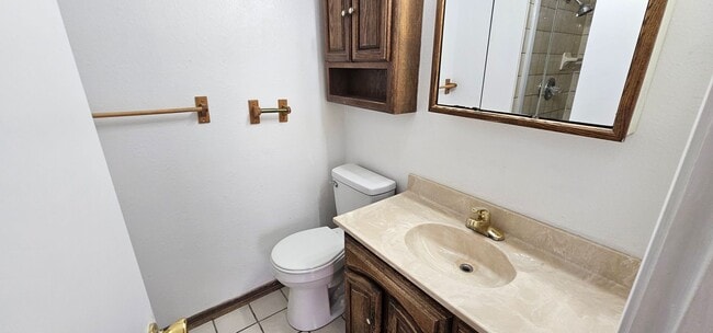 Building Photo - 3 Bedroom Single Stoy Close to EVERYTHING!