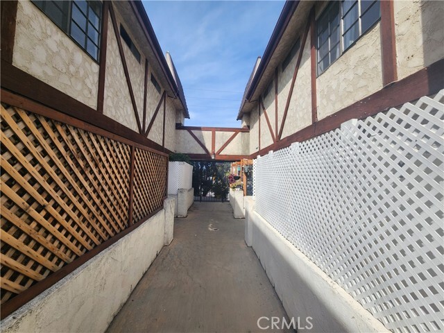 Building Photo - 7432 Hazeltine Ave