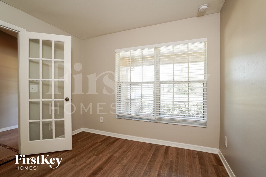 Building Photo - 1002 NE 33rd Ln