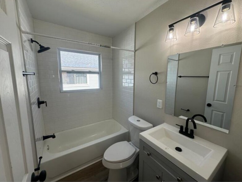 Building Photo - This beautifully updated 3-bedroom, 1-bath...