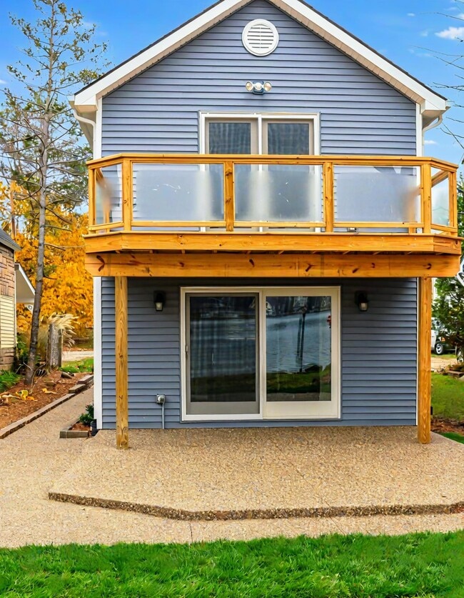 Building Photo - 121 N Shore Dr