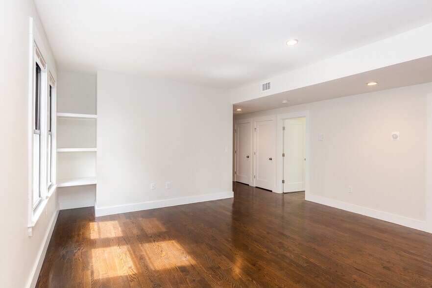 Building Photo - 22 Clary St