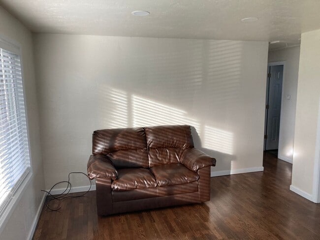 Building Photo - Beautifully updated 2 bedroom, 1 bath hous...