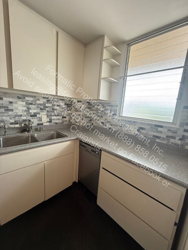 Building Photo - Pet-Friendly 2-Bedroom (or 1 Bedroom + Home Office) Apartment with In-Unit Laundry, Pool & Covere...