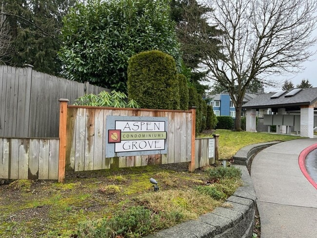 Building Photo - East Hill 2-bedroom top-floor unit w/s/g i...