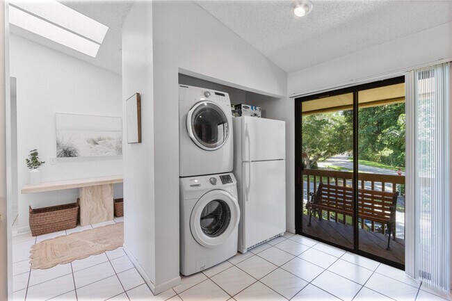 Building Photo - 12950 Dartford Trail