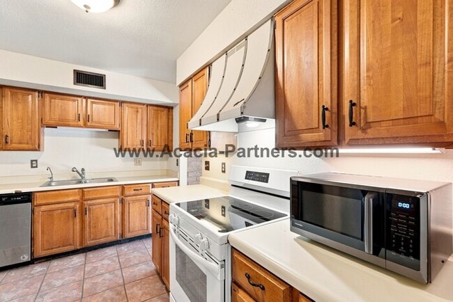Building Photo - Spacious Three Bedroom/Three Bath Townhome