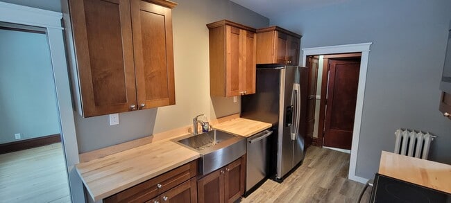 Building Photo - AVAILABLE NOW - 4 Bedroom with garage