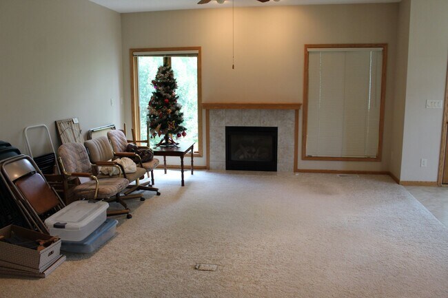 Building Photo - AVAILABLE JULY 2026!!! Incredible 3 bedroom, 2-1/2 bath duplex style condominium on Iowa City Eas...