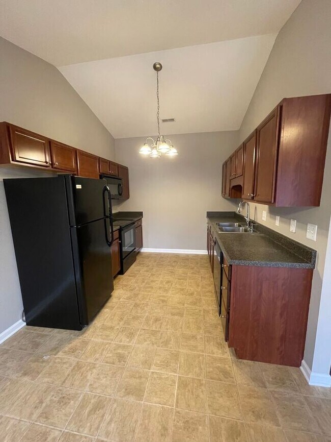 Building Photo - 2 bed, 2 bath, 2 car garage ranch style home in N. Knoxville