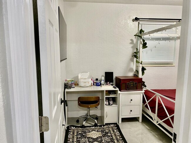 Building Photo - 1353 9th St