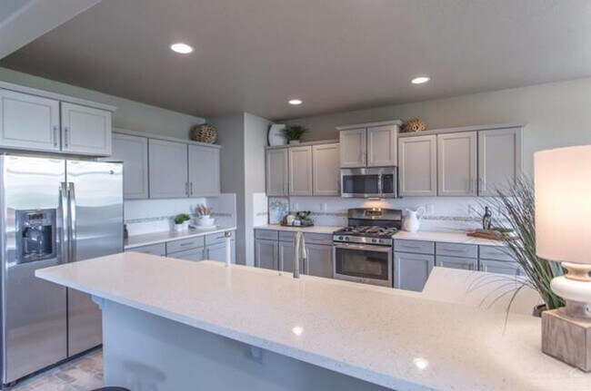 Building Photo - Newer Redmond Home with Extended 2 Car Gar...