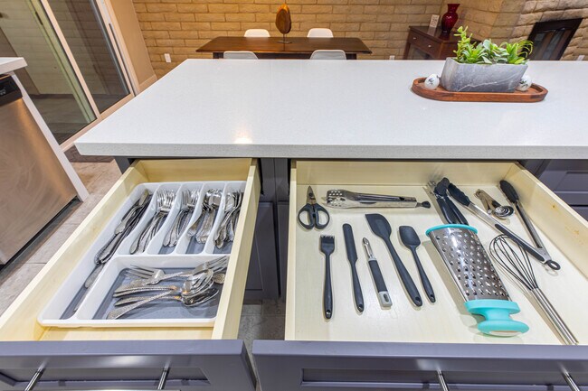 Building Photo - 2812 S Mill Ave