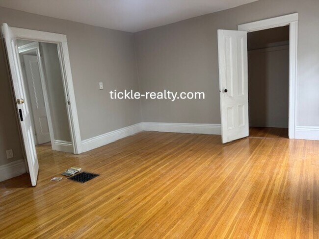 Building Photo - 4 Bedroom Park Ave House - 2 Full Baths, D...