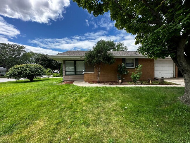Building Photo - 490 St Bernard Dr