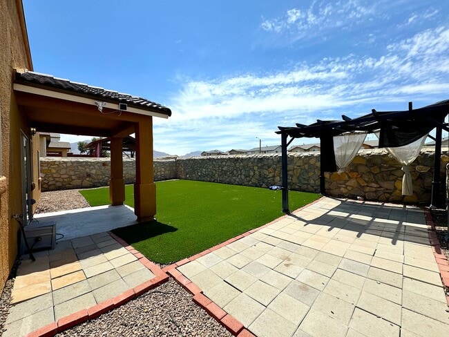Building Photo - West El Paso 4 bed Refrig A/C