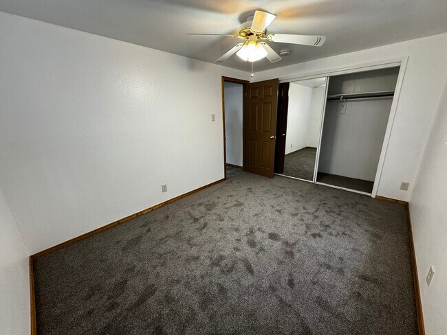 Building Photo - 908 Faye Pl NE