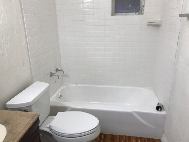 Building Photo - Cute 2 Bedroom 1 Bath with huge Screen Porch