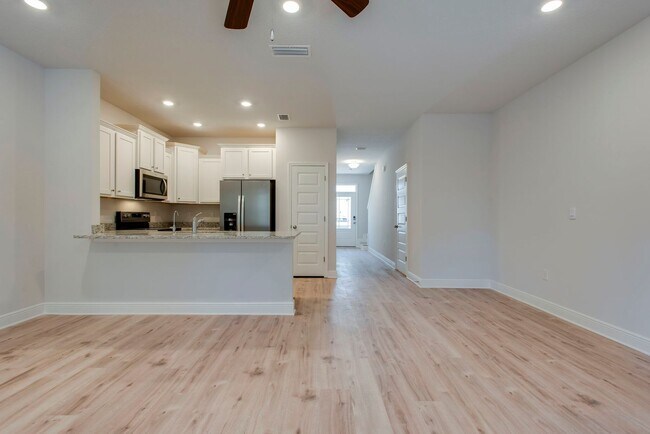 Building Photo - NEWER LUXURY TOWNHOME IN SANTA ROSA BEACH