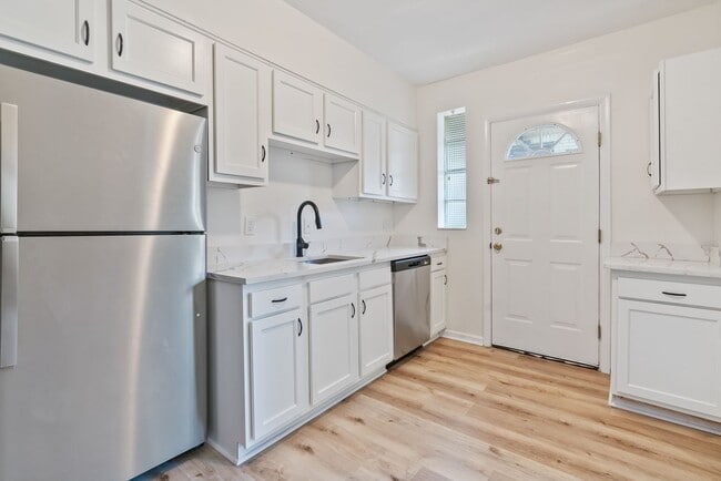Building Photo - CHARMING & FULLY UPDATED 2 BED/1 BATH HOME IN HEART OF BEECHVIEW