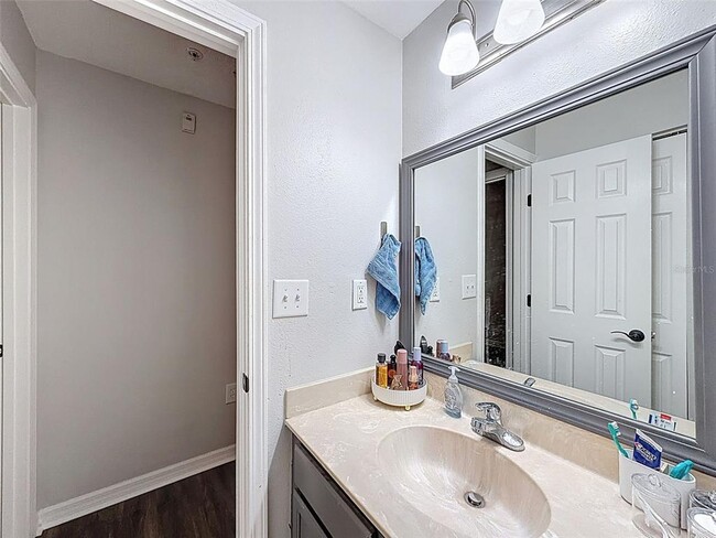 Building Photo - 406 S Cedar Ave