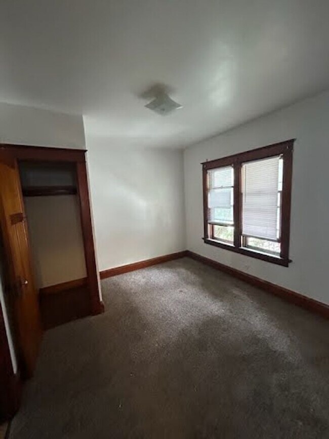 Building Photo - Gaurav-3822 - 3824 N PORT WASHINGTON AV