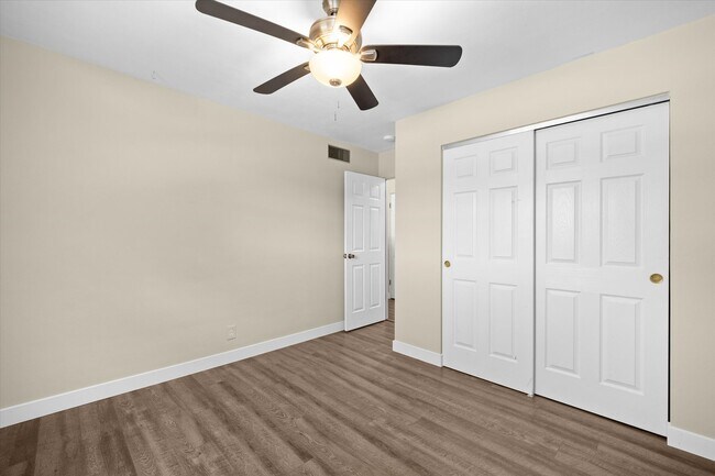 Building Photo - 8 Manor Dr
