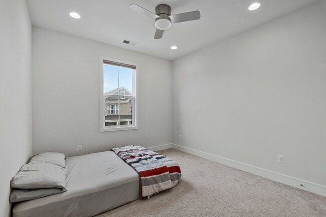 Building Photo - 22956 Aurora Vw Dr