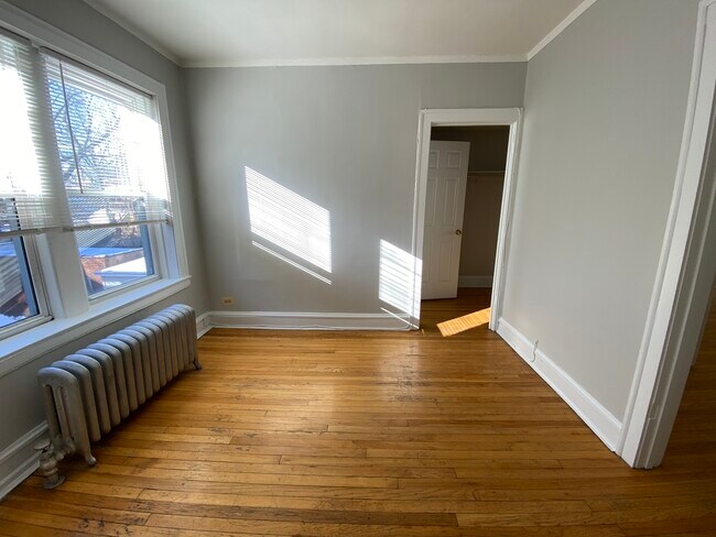 Building Photo - 5056 N Wolcott Ave