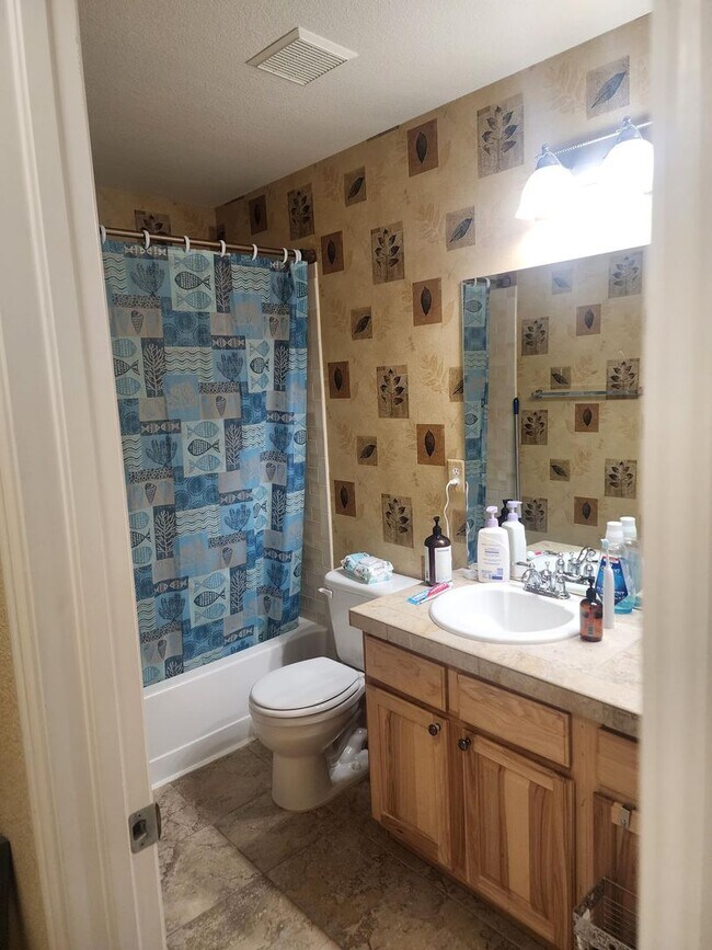 Building Photo - Spacious Townhome with Gorgeous Views & Th...