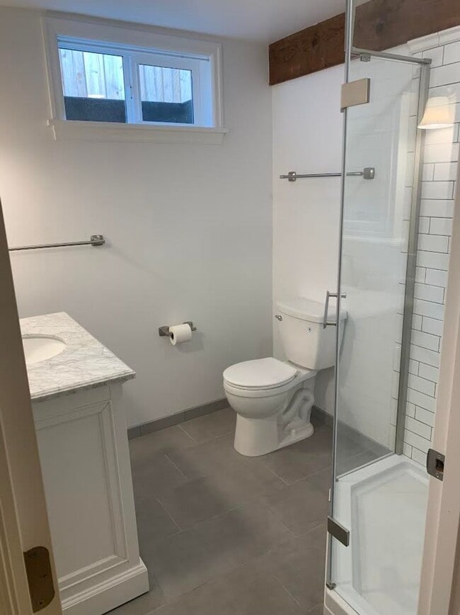 Building Photo - Impecable Remodel of Historic Eastmoreland Gem