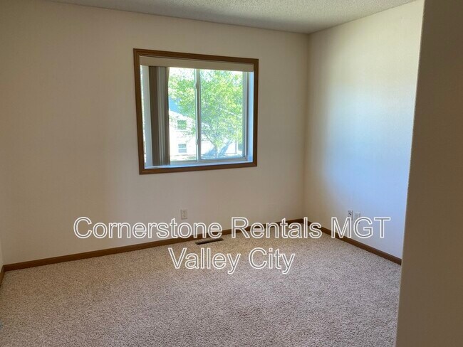 Building Photo - 508 10th Ave SE