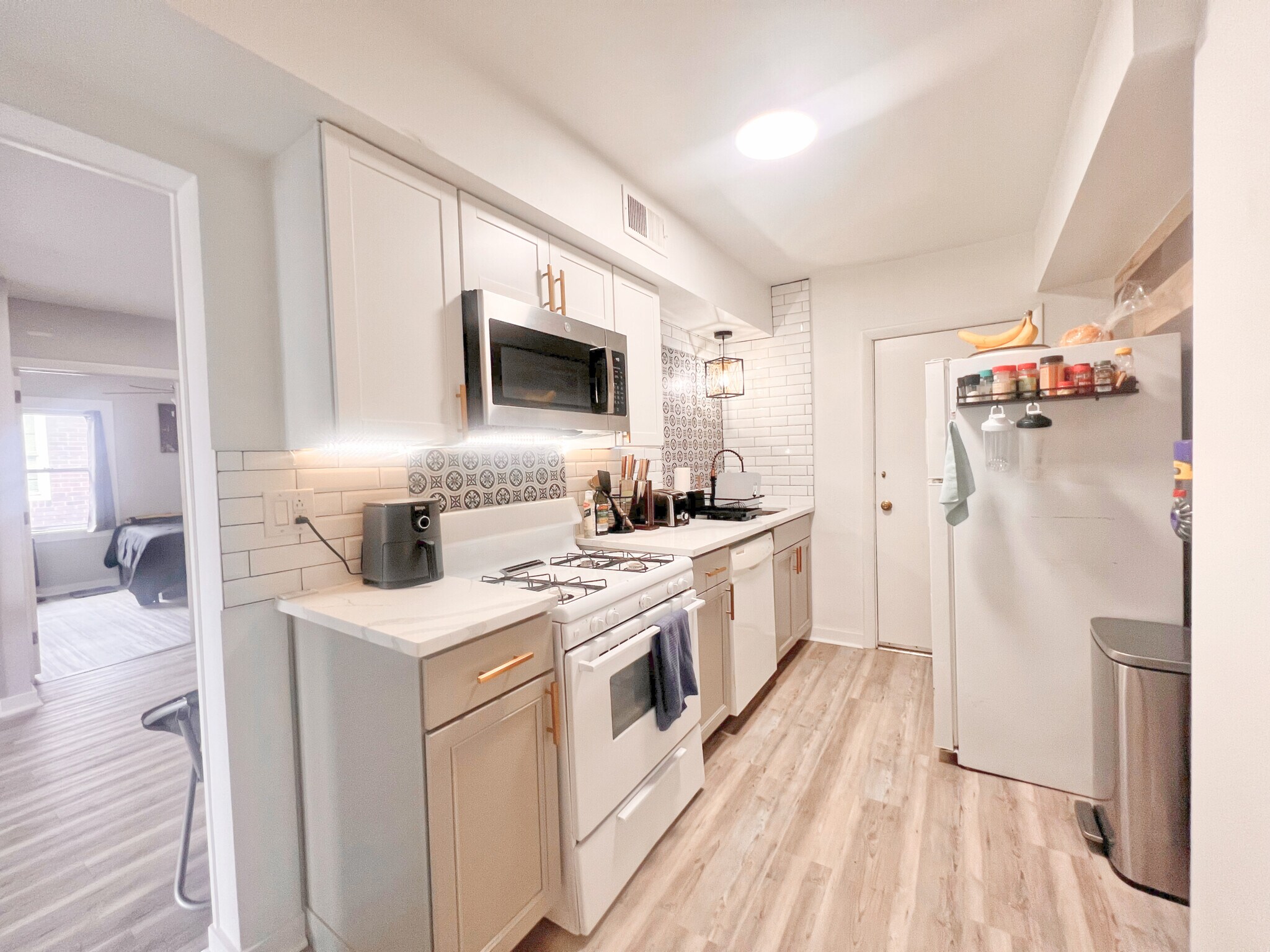 Building Photo - 5737 Hobart St