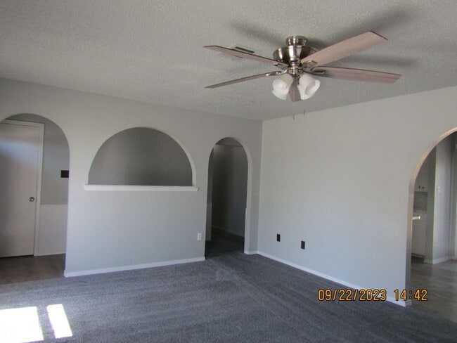 Building Photo - Very nice spacious home located in the Eis...