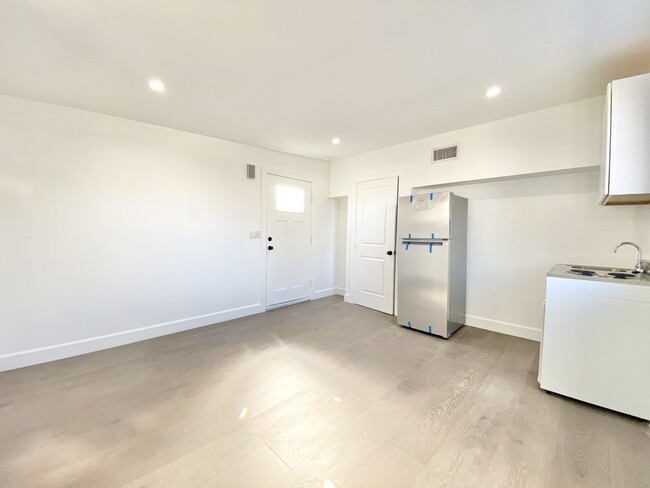Building Photo - 13644 Terra Bella St Arleta, CA 91331