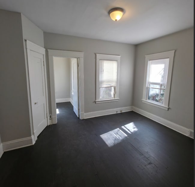 Building Photo - 747 E 117th St