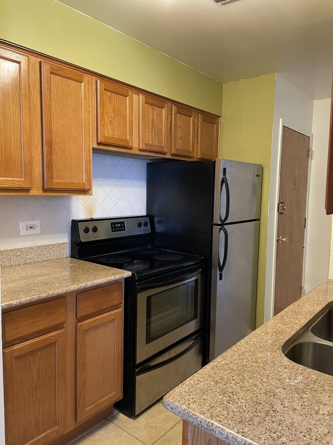 Stainless steel appliances - 5920 N Kenmore Ave