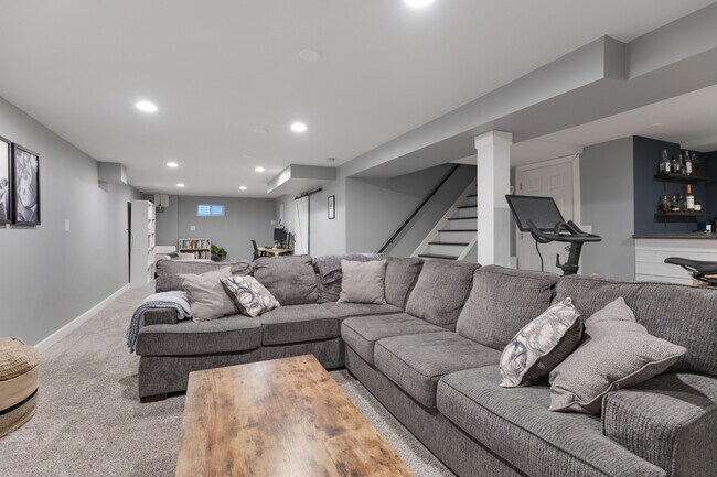 Building Photo - 328 S 14th St