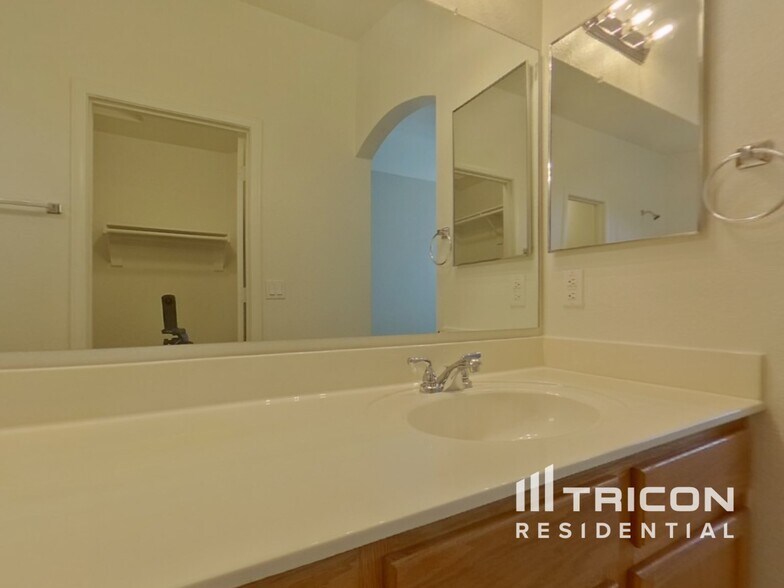 Building Photo - 9125 N 73rd Dr