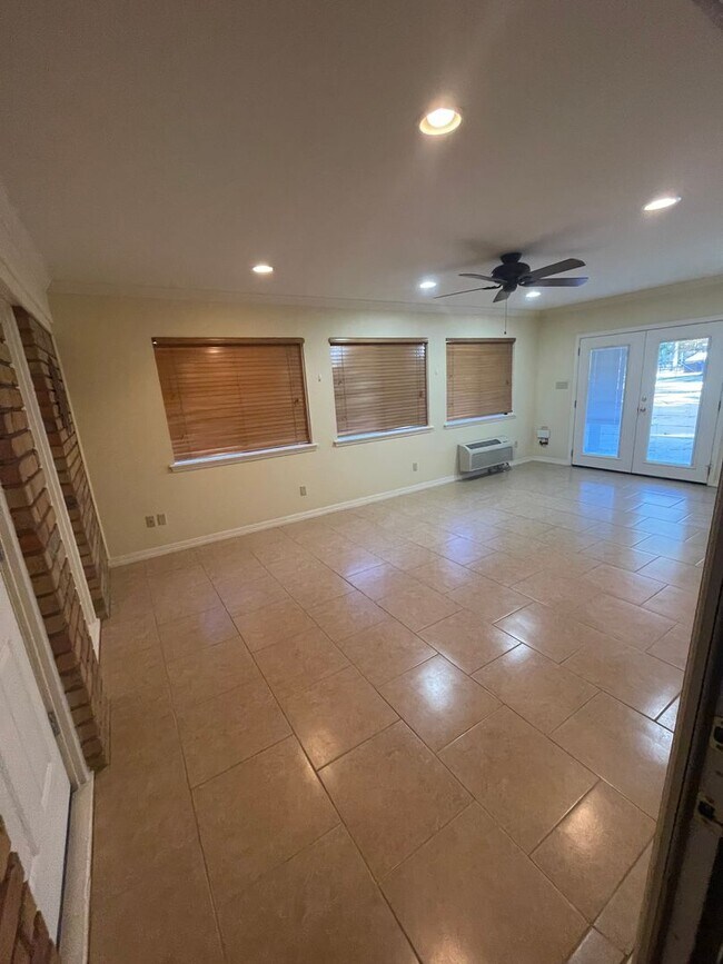 Building Photo - Gorgeous 3 Bedroom Home with Sunroom and Bonus Room!