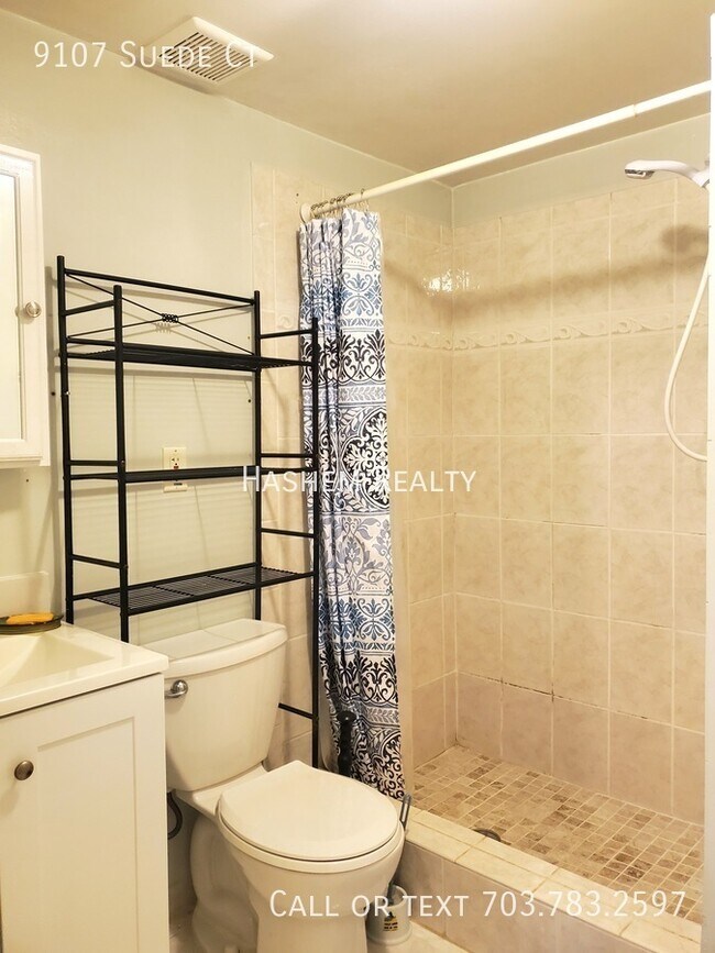 Building Photo - Spacious 1 Bedroom Basement Rental with Pr...