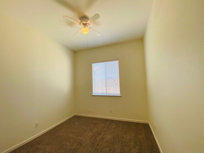 Building Photo - $2,550 Peach & Alluvial, Pool + Clovis Trail Access | W. Fallbrook Ave, Clovis