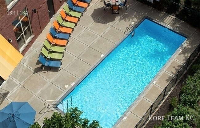 Building Photo - 202 W 5th St