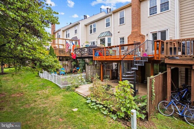 Building Photo - Stunning Ashburn Townhome with Endless Appeal