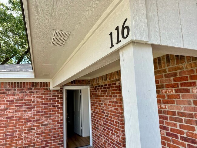 Primary Photo - 116-118-118 W Gruver Cir